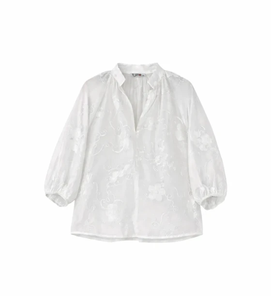 بلوزة مطرزة بكم واسع